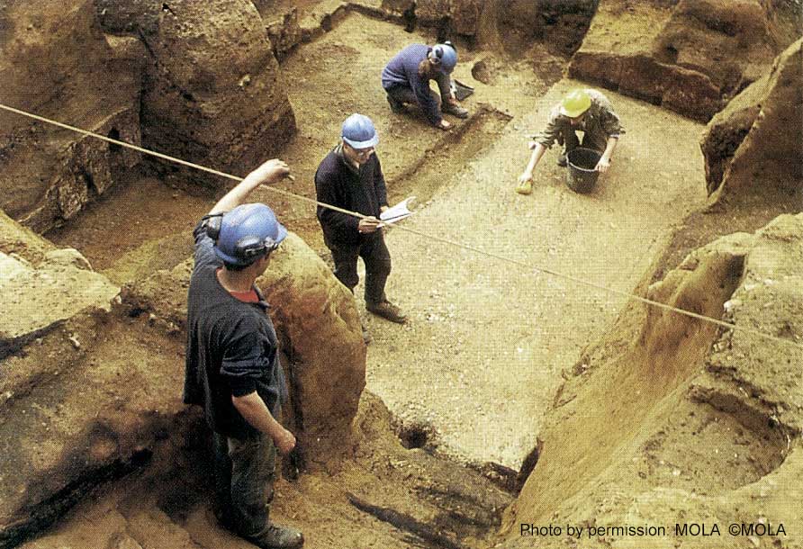 7-11 Bishopsgate EC2 ETA89 Photograph Cleaning and recording the late 1st and/or early 2nd century cellar (looking north)