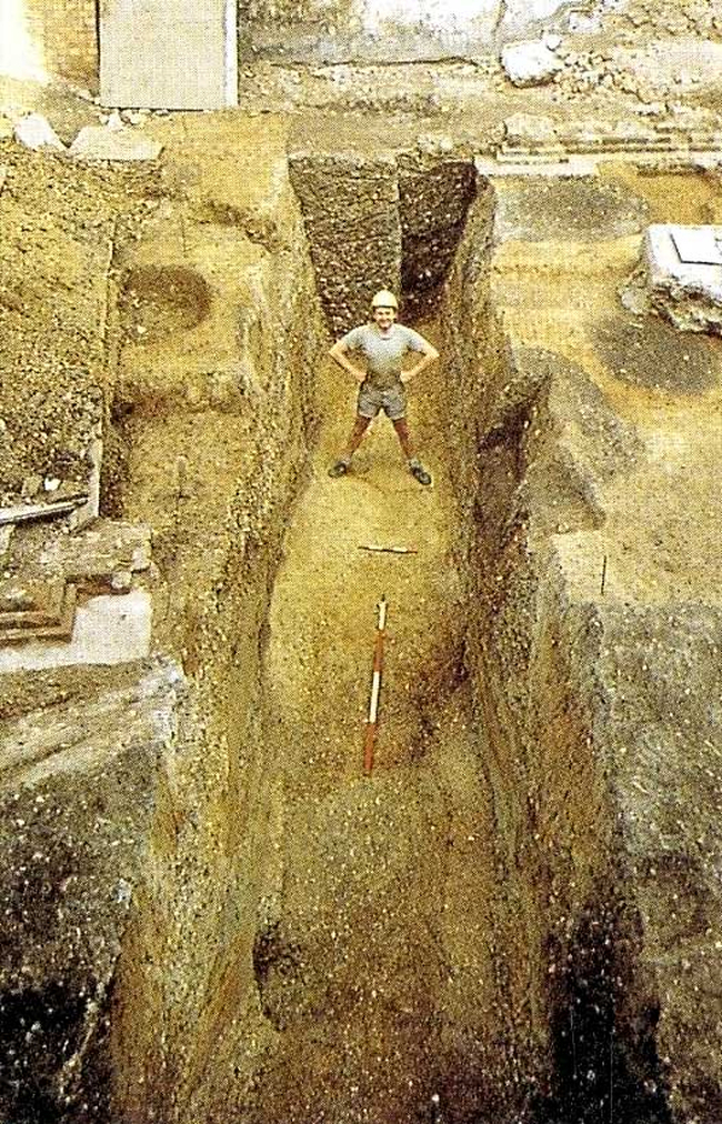 DGLA Excavation of a ditch in Covent Garden