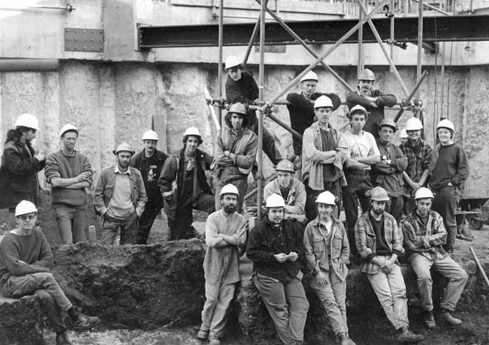 Front Row L to R: Bruno Barber, Ryszard Bartkowiak (Photographer), Nick Armour, Sophie Jackson, Frank Martin, Ed Gibbons? Second Row L to R: Ken Pitt, Steve Every, Bruce Watson, Pat Connolly (Metal Detecting), Graham Spur (Environmental), Mark Bagwell, Kieron Heard, David Bowsher, Ian Blair, Chris Tripp, Jackie Keily (Finds), Tasmin Hobbs (Finds) Back Row on scaffolding L to R: Andy West, Daryl Palmer, Trevor Brigham.